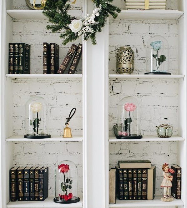 Роза в стеклянной колбе в интерьере фото